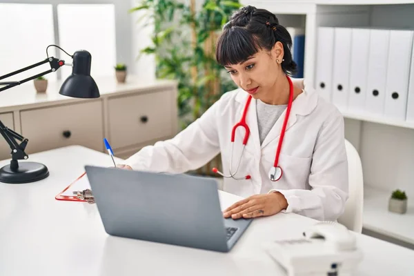 Young Woman Wearing Doctor Uniform Using Laptop Clinic — Φωτογραφία Αρχείου