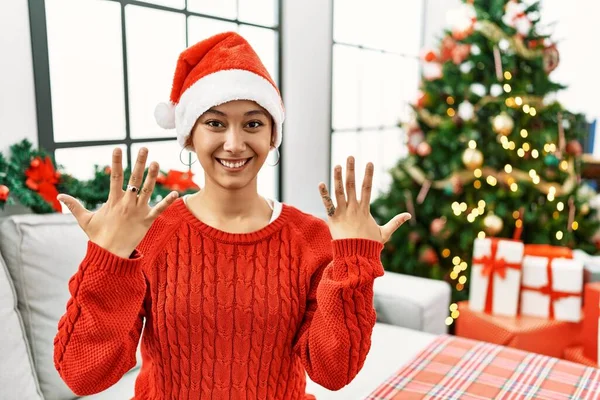 Young Hispanic Woman Short Hair Wearing Christmas Hat Sitting Sofa — Stockfoto
