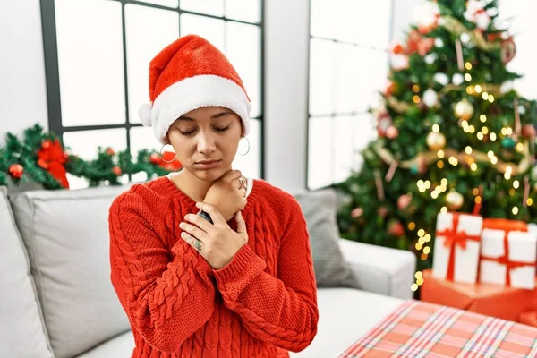 Mulher Hispânica Jovem Com Cabelo Curto Usando Chapéu Natal Sentado — Fotografia de Stock