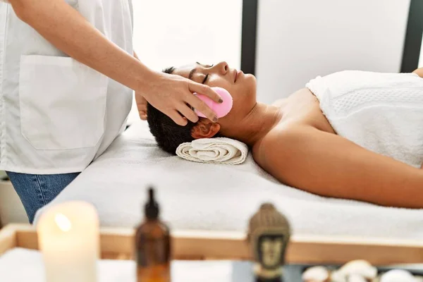 Young Hispanic Woman Having Face Cleaning Treatment Beauty Center — Stock fotografie