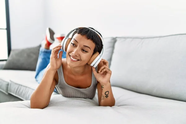 Jeune Femme Hispanique Écoutant Musique Allongée Sur Canapé Maison — Photo