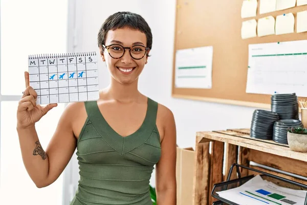 Young Hispanic Woman Smiling Confident Holding Travel Calendar Office — Stok fotoğraf