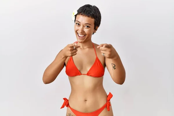 Young Hispanic Woman Short Hair Wearing Bikini Pointing You Camera — Stock Photo, Image