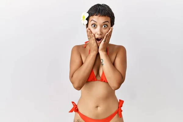 Young Hispanic Woman Short Hair Wearing Bikini Afraid Shocked Surprise — Fotografia de Stock