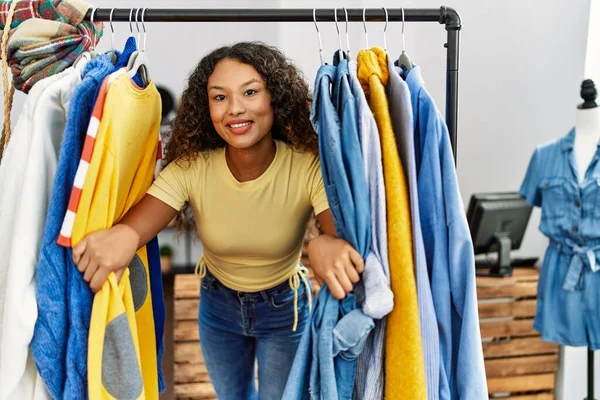 Young Latin Customer Woman Smiling Happy Appearing Clothes Clothing Store — Stock Photo, Image
