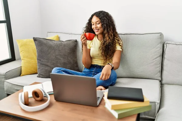 Joven Latina Sonriendo Confiada Bebiendo Café Casa —  Fotos de Stock