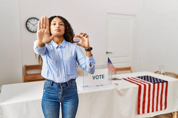 投票によって政治運動に立って美しいヒスパニック系の女性は手の手のひらで歌うのを停止します 顔に負の重大なジェスチャーで — ストック写真
