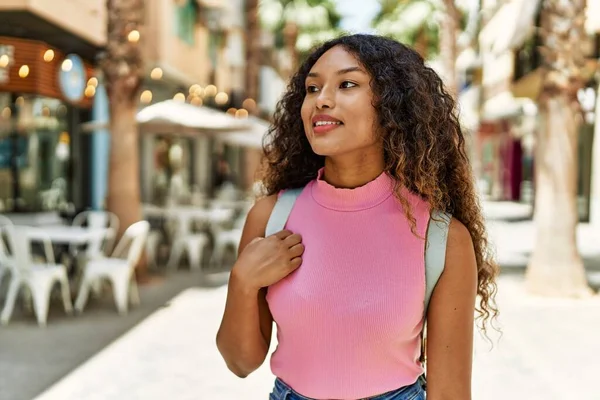 Ung Latinamerikansk Flicka Ler Lycklig Stående Vid Staden — Stockfoto