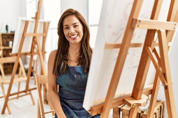 Jonge Latijnse Kunstenaar Vrouw Schilderen Kunststudio Zoek Positief Gelukkig Staan — Stockfoto