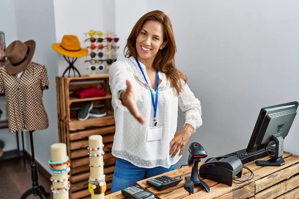 Mulher Hispânica Meia Idade Trabalhando Como Gerente Boutique Varejo Sorrindo — Fotografia de Stock