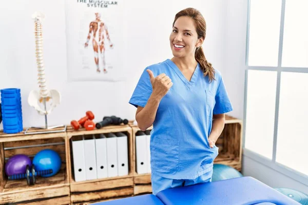 Žena Středního Věku Hispánská Fyzioterapeutka Pracující Klinice Pro Zotavení Bolesti — Stock fotografie