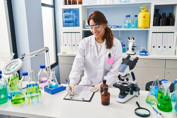 Giovane Donna Latina Con Indosso Uniforme Scienziato Che Scrive Negli — Foto Stock