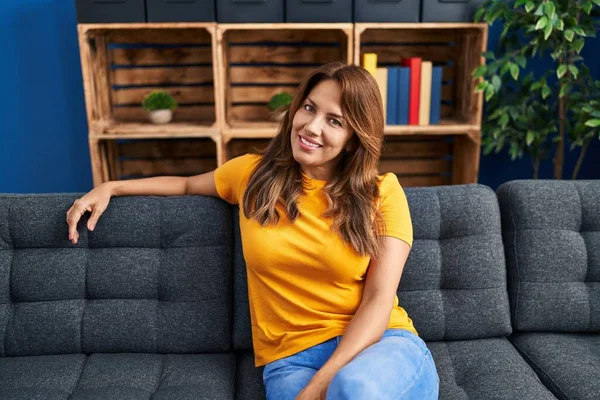 Jovem Mulher Latina Sorrindo Confiante Sentado Sofá Casa — Fotografia de Stock