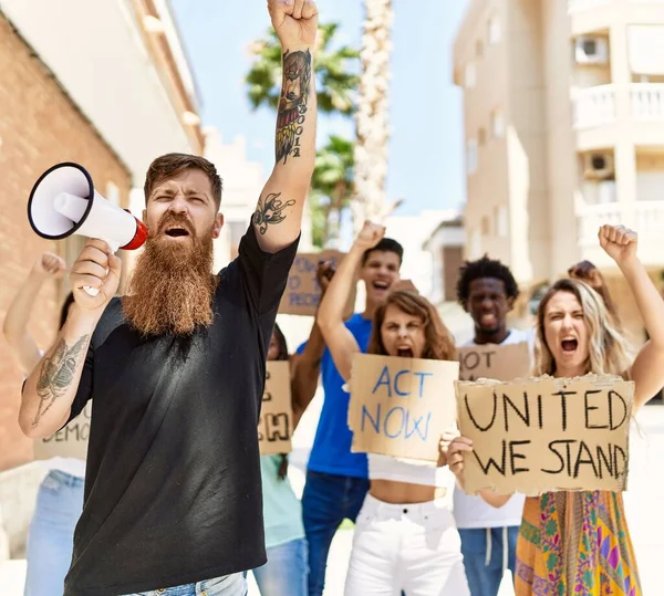 Ομάδα Νεαρών Ακτιβιστών Διαδηλώνουν Κρατώντας Πανό Και Χρησιμοποιώντας Μεγάφωνο Στην — Φωτογραφία Αρχείου