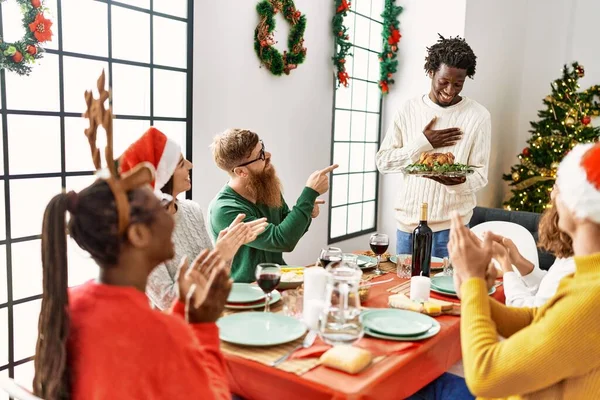 Group People Meeting Clapping Sitting Table Man Standing Holding Roasted — Stock Photo, Image