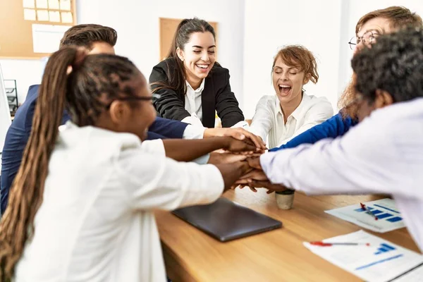Група Бізнесменів Які Посміхаються Щасливим Святкуванням Разом Офісі — стокове фото