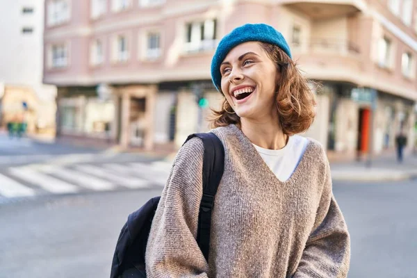 Joven Mujer Caucásica Turista Sonriendo Confiado Caminando Calle — Foto de Stock