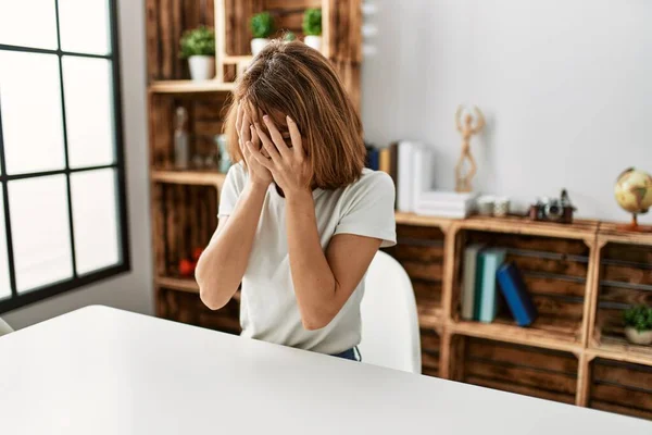 Young Caucasian Girl Wearing Casual Clothes Sitting Table Home Sad — Fotografia de Stock