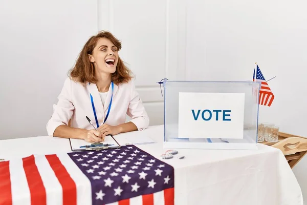 Jovem Político Americano Trabalhador Partido Sorrindo Feliz Trabalhando Faculdade Eleitoral — Fotografia de Stock