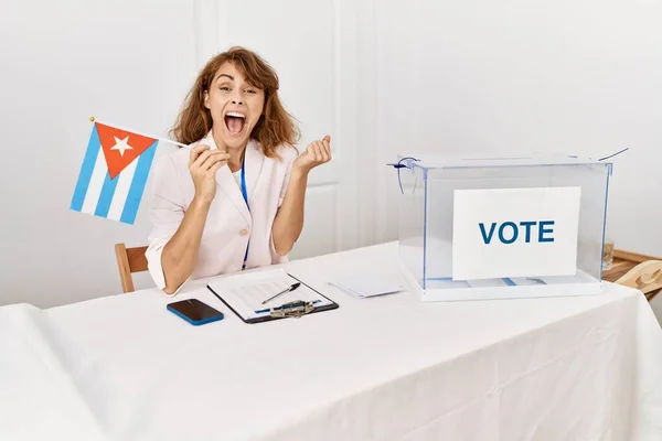 Hermosa Mujer Caucásica Las Elecciones Campaña Política Con Bandera Cubana — Foto de Stock