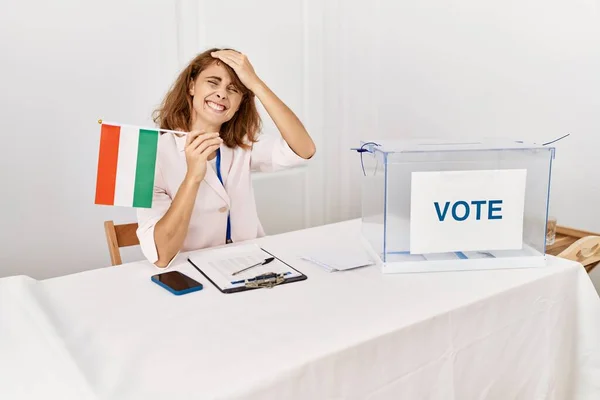 Vacker Kaukasiska Kvinna Politisk Kampanj Val Håller Hungriga Flagga Stressad — Stockfoto