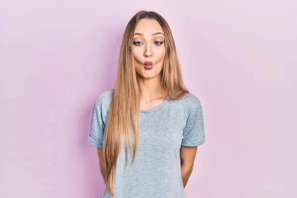 若いブロンドの女の子は 唇で魚の顔を作るカジュアルTシャツを着て クレイジーでコミカルなジェスチャー 面白い表現 — ストック写真