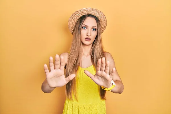 Młoda Blondynka Letniej Czapce Odsuwa Dłonie Pokazując Odmowę Zaprzeczenie Strasznym — Zdjęcie stockowe