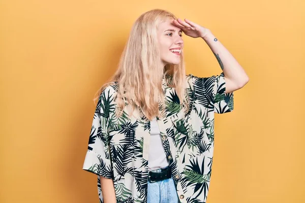 Beautiful Caucasian Woman Blond Hair Wearing Tropical Shirt Very Happy — Stock Photo, Image