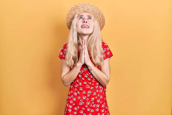 Beautiful Caucasian Woman Blond Hair Wearing Summer Hat Begging Praying — Stockfoto