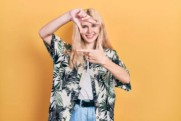 Beautiful Caucasian Woman Blond Hair Wearing Tropical Shirt Smiling Making — Stock fotografie