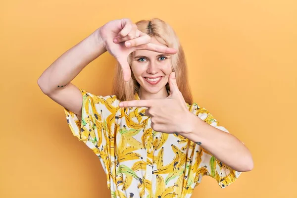 Beautiful Caucasian Woman Blond Hair Wearing Colorful Shirt Smiling Making — Foto Stock