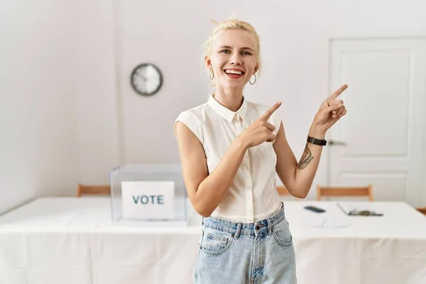 Hermosa Mujer Caucásica Pie Votando Sala Elecciones Sonriendo Mirando Cámara —  Fotos de Stock