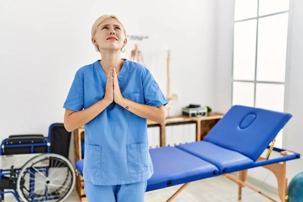 Vacker Kaukasisk Sjukgymnast Kvinna Som Arbetar Smärta Återhämtning Klinik Tiggeri — Stockfoto