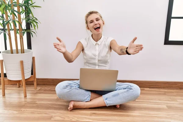 Genç Sarışın Kadın Bilgisayar Laptopu Kullanıyor Oturma Odasında Oturmuş Kameraya — Stok fotoğraf