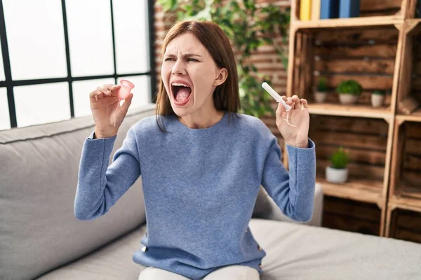 Jovem Morena Segurando Copo Menstrual Tampão Irritado Louco Gritando Frustrado — Fotografia de Stock