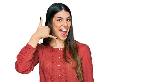 Jeune Femme Hispanique Portant Des Vêtements Décontractés Souriant Faire Geste — Photo