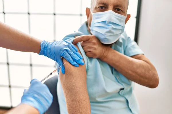 安全性のママを持つシニア男性は Covid 19免疫ワクチン 看護師注射予防ワクチンで予防接種を受けます — ストック写真