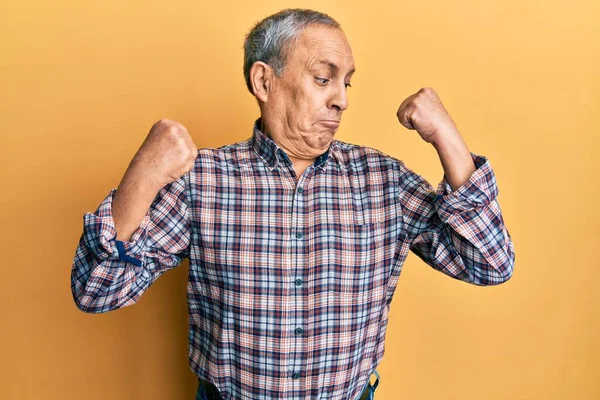 Ein Gutaussehender Älterer Mann Mit Grauen Haaren Trägt Ein Lässiges — Stockfoto