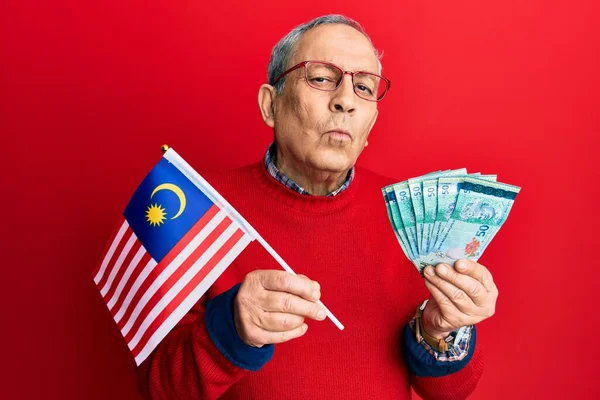 Handsome Senior Man Grey Hair Holding Malaysia Flag Malaysian Ringgit — ストック写真