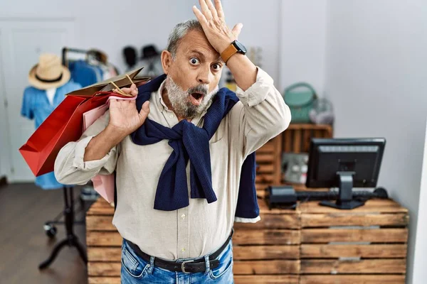 Schöner Älterer Mann Mit Einkaufstaschen Boutique Geschäft Überrascht Mit Hand — Stockfoto