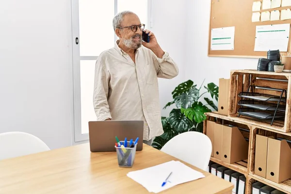 Senior Grijsharige Man Aan Het Praten Smartphone Aan Het Werk — Stockfoto