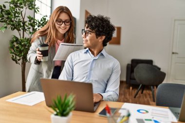Ofiste çalışırken gülümseyen iki iş adamı..