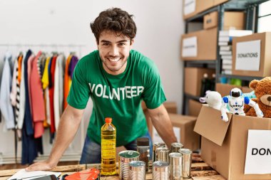 Yardım merkezinde duran gönüllü üniformalı İspanyol bir genç.