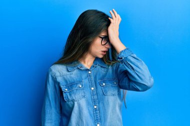 Gündelik giysiler ve gözlük takan genç beyaz bir kadın hata sonucu el ele tutuşarak şaşırdı. Hatayı unutmayın. Unuttum, kötü hafıza kavramı. 