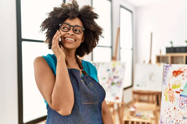 Ung Afrikansk Amerikansk Kvinna Ler Säker Talar Smartphone Konst Studio — Stockfoto