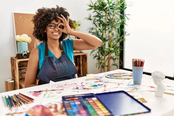 Beautiful African American Woman Afro Hair Painting Art Studio Doing — Stock Photo, Image