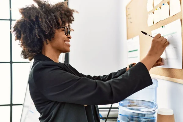 Young African American Woman Smiling Confident Writing Corkboard Office — Stock Photo, Image