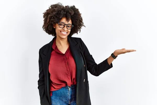 Африканська Американка Волоссям Афро Діловій Куртці Окулярах Посміхається Веселі Презентації — стокове фото
