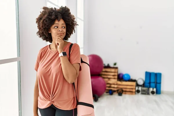 Mujer Afroamericana Con Cabello Afro Sosteniendo Esterilla Yoga Sala Pilates —  Fotos de Stock