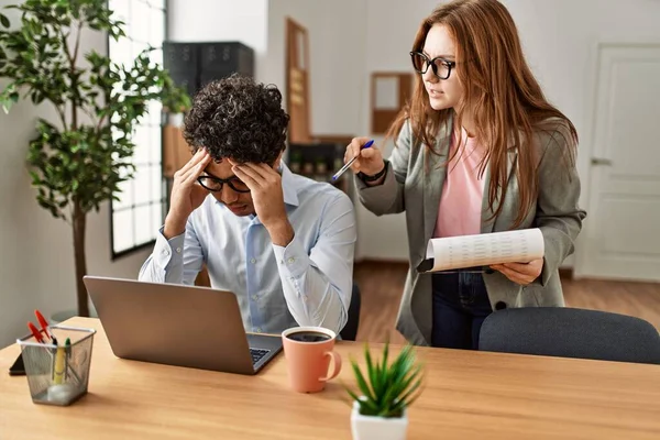 Chefe Negócios Com Raiva Funcionário Estressado Escritório — Fotografia de Stock